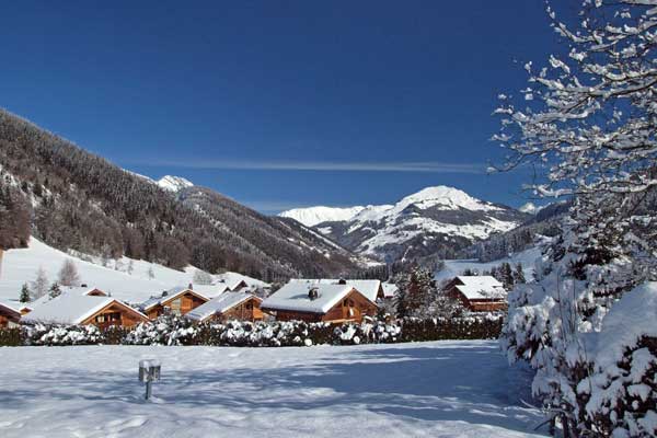 chalet sous la neige village de montagne